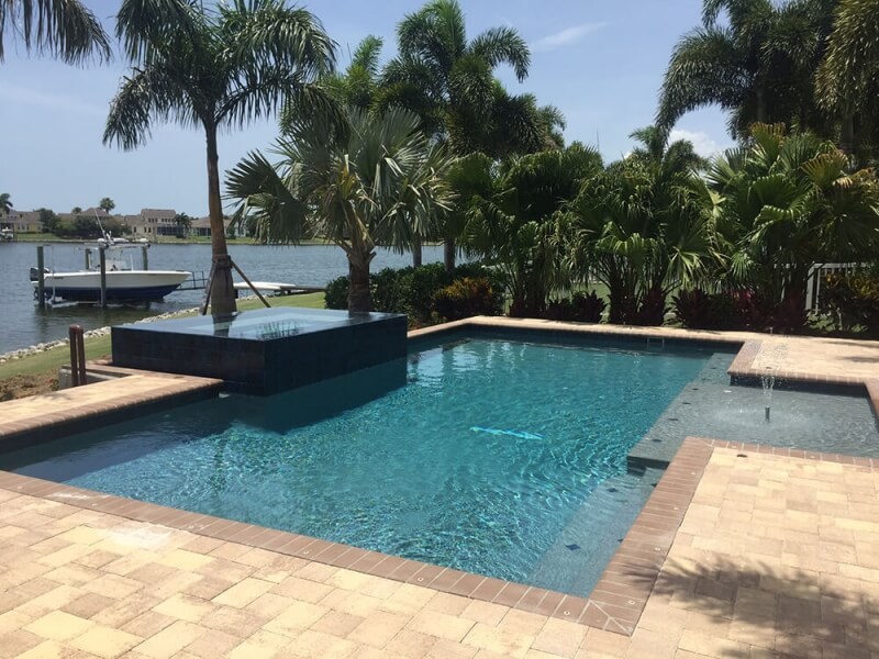 1014 - Classic Sunshelf Pool and Spa