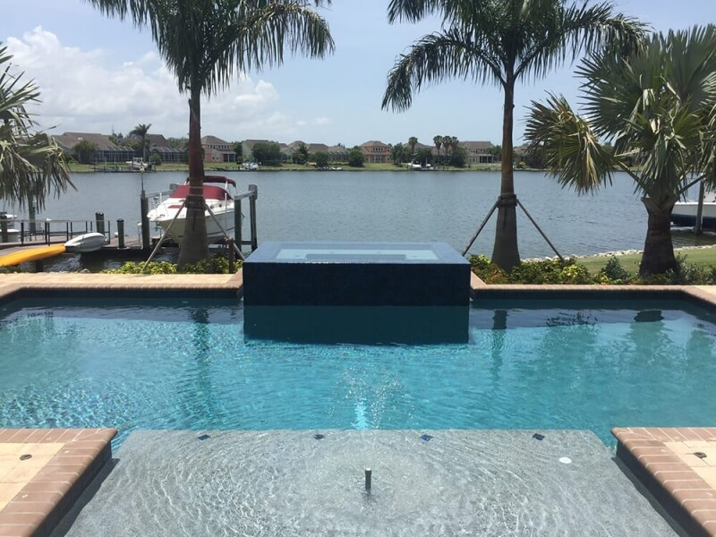 1015 - Classic Pool with Raised Spa