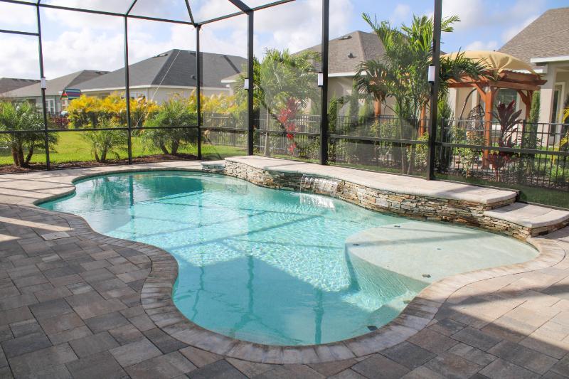 Freeform-pool-with-sheer-descents