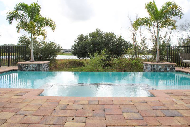 Geometric-pool-with-infinity-edge